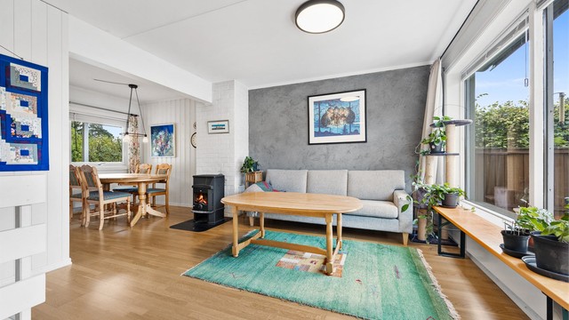 Peisovnen med glassdør gir god varme til etasjen.