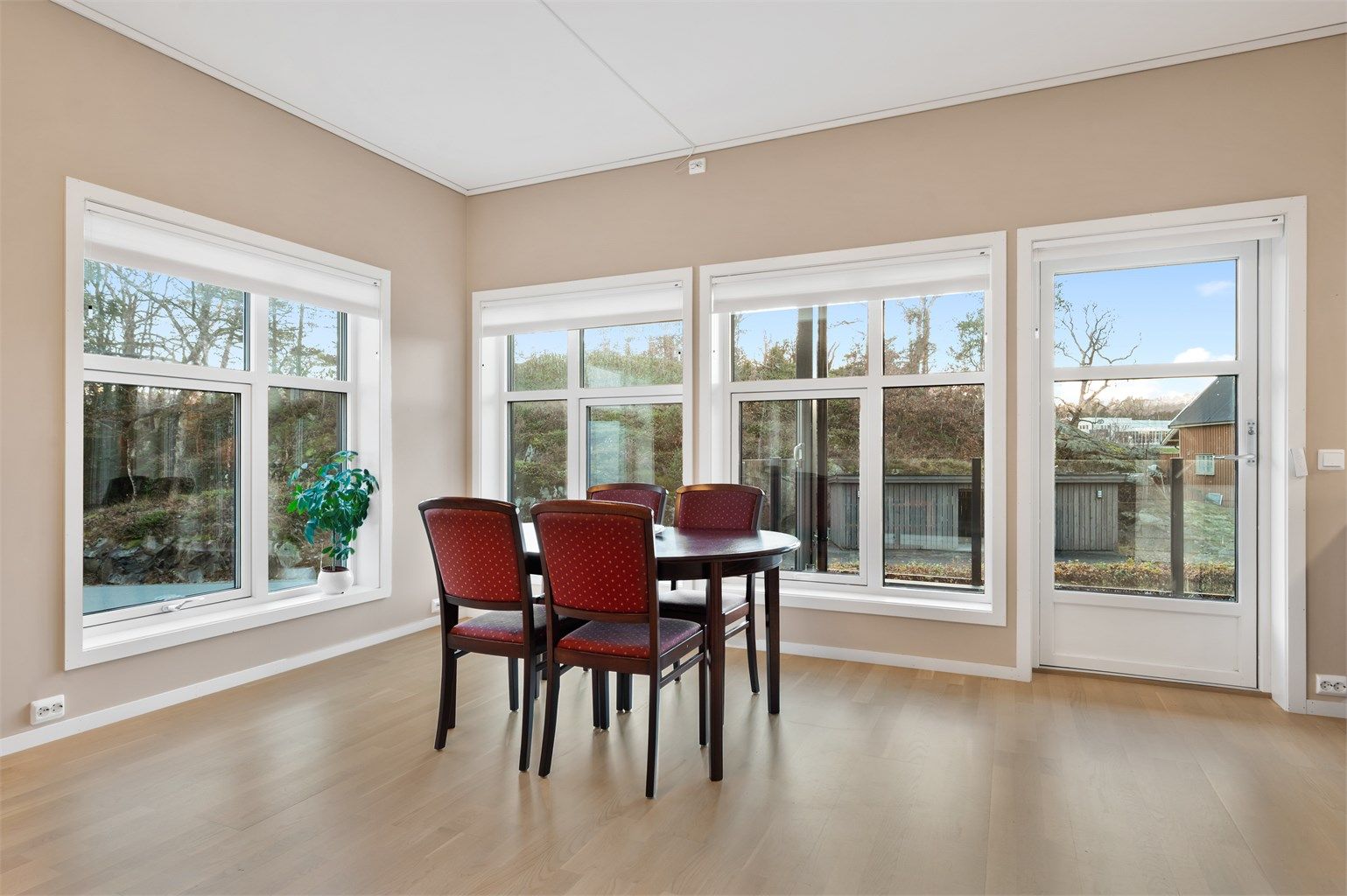 God plass for spisebord og utgang til veranda fra stuen. Leiligheten ligger i enden av bygget som gir ekstra vindu og lys. Vinduene har persienner av god kvalitet.