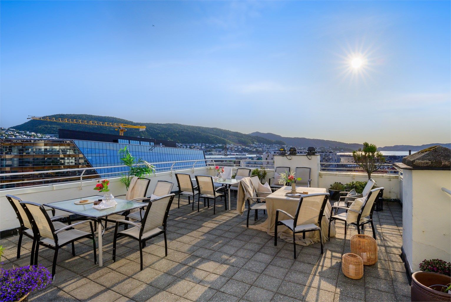 Stor felles takterrasse med tilkomst fra samme etasje som leiligheten. Her kan solen nytes til den går ned bak Askøy