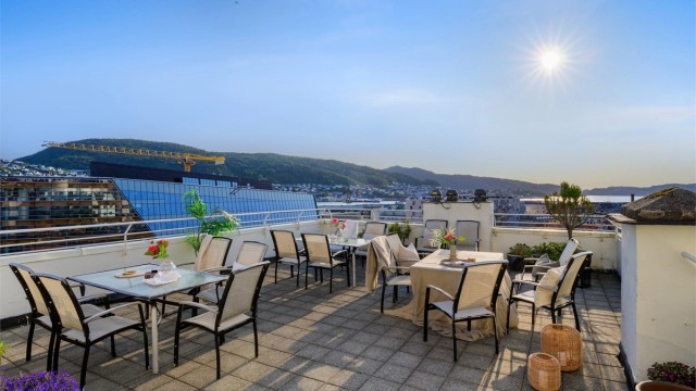 Stor felles takterrasse med tilkomst fra samme etasje som leiligheten. Her kan solen nytes til den går ned bak Askøy
