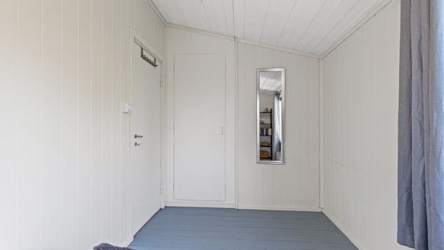 Soverom 2 er mindre, men har fortsatt god plass til seng og garderobeskap eller skrivebord. Det er et plassbygd skap bak døren. Rommet egner seg godt til barnerom eller gjesterom.
