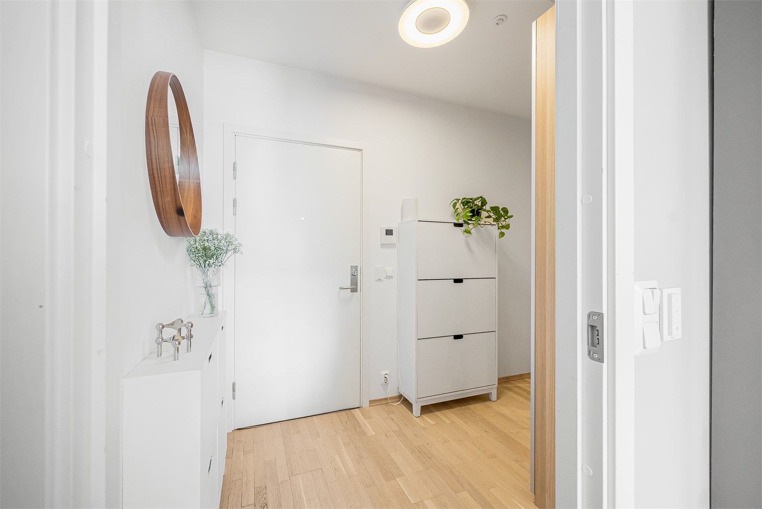 Entréen er romslig og gir et eksklusivt preg og et solid førsteinntrykk