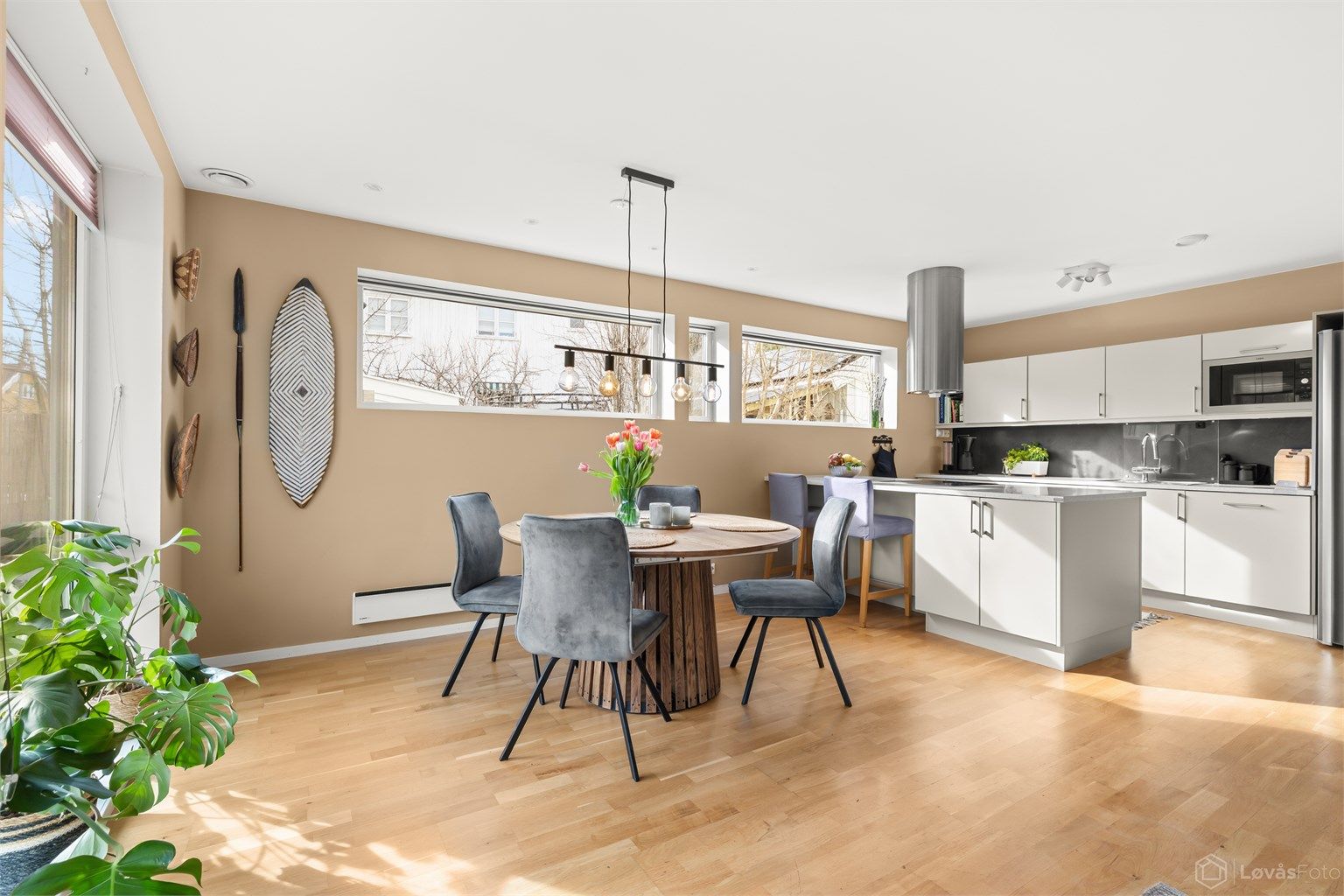 Kjøkkenet fra Huseby har en sosial og praktisk kjøkkenøy med barløsning.