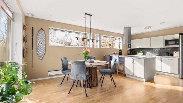 Kjøkkenet fra Huseby har en sosial og praktisk kjøkkenøy med barløsning.