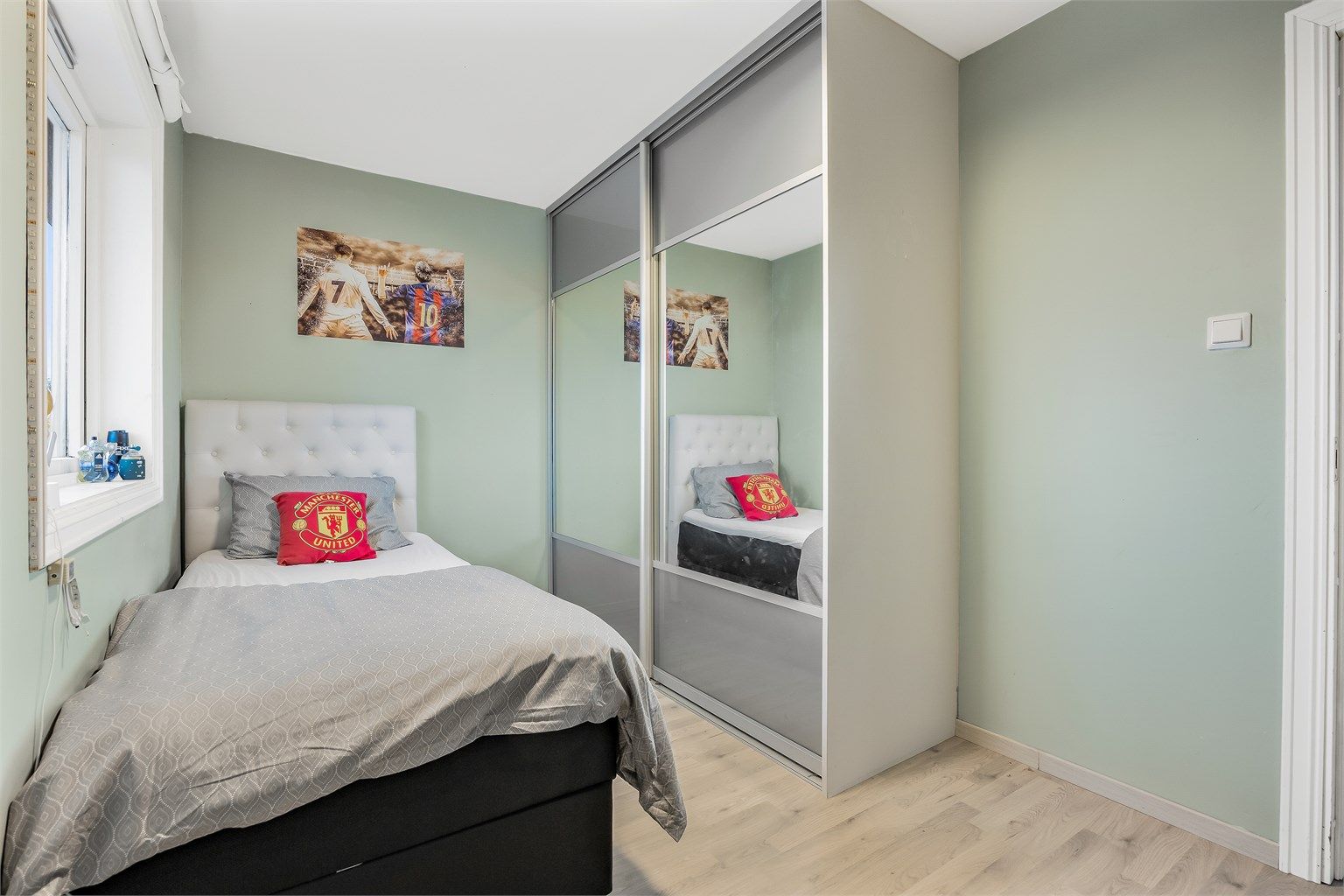 Skyvedørsgarderobe gir god utnyttelse av plassen.