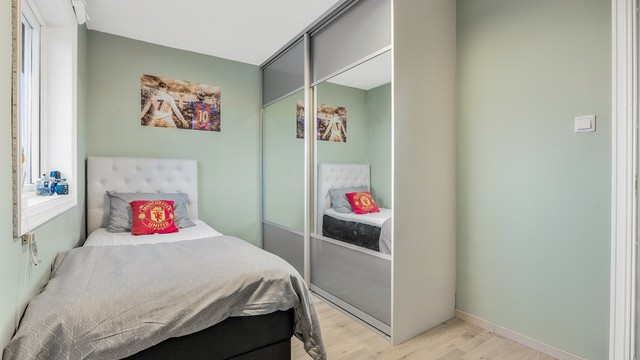 Skyvedørsgarderobe gir god utnyttelse av plassen.