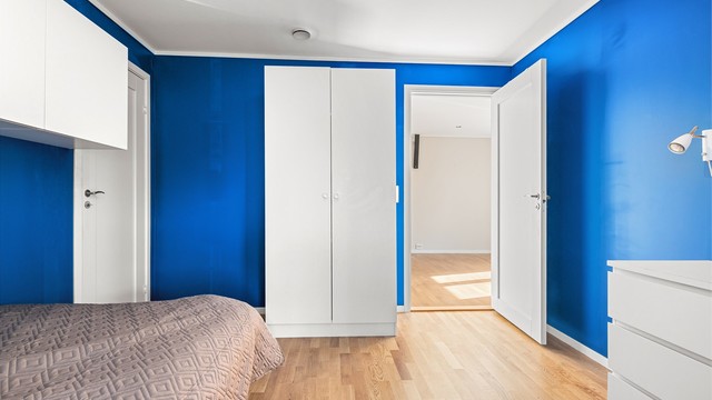 Garderobeskap og direkte tilknytning til gangen i underetasjen.