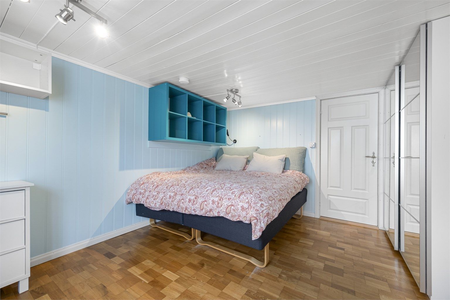 Soverom 1. etajse med adkomst via et annet soverom eller via baderommet. Det er romslige soverom med god plass til garderobeskap i 1. etasje.