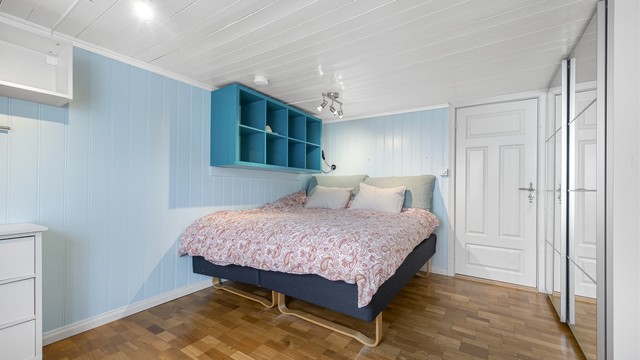 Soverom 1. etajse med adkomst via et annet soverom eller via baderommet. Det er romslige soverom med god plass til garderobeskap i 1. etasje.