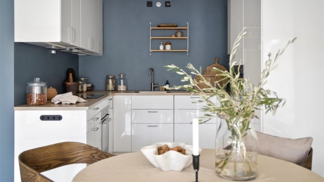 Kjøkkeninnredningen er tidløs og elegant med benkeplate i laminat, nedfelt oppvaskkum og ett-greps armatur