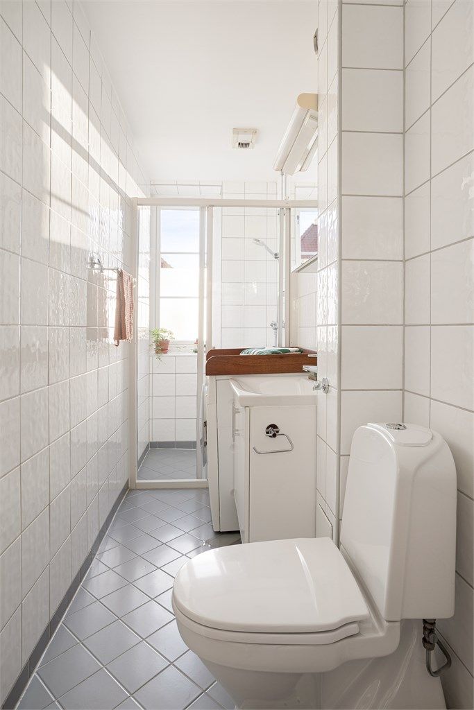 Badet har opplegg for vaskemaskin og gulvvarme