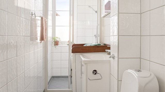 Badet har opplegg for vaskemaskin og gulvvarme