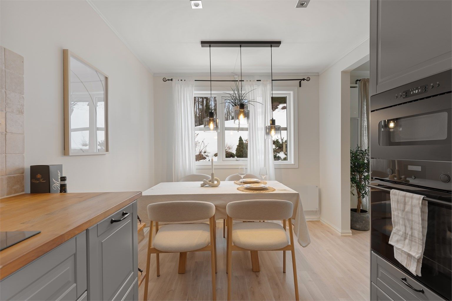 Kjøkkenet har integrert platetopp, stekeovn, mikrobølgeovn og oppvaskmaskin, samt plass for frittstående kjøleskap