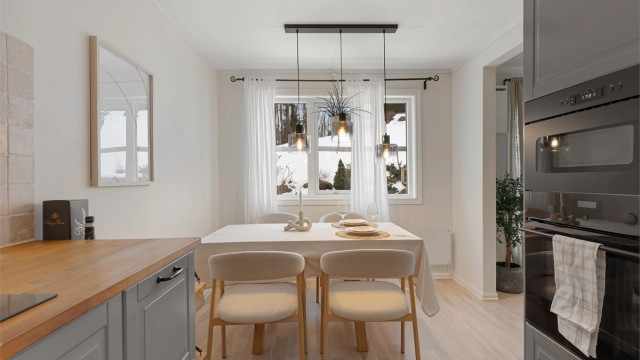 Kjøkkenet har integrert platetopp, stekeovn, mikrobølgeovn og oppvaskmaskin, samt plass for frittstående kjøleskap