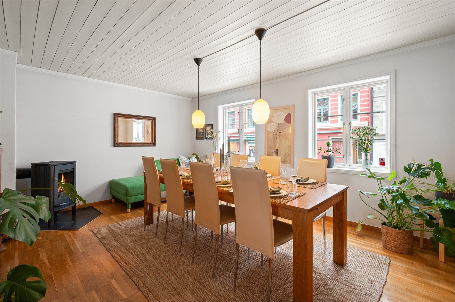 Spisestuen har en trivelig peis og utsyn over den bilfrie gaten. 