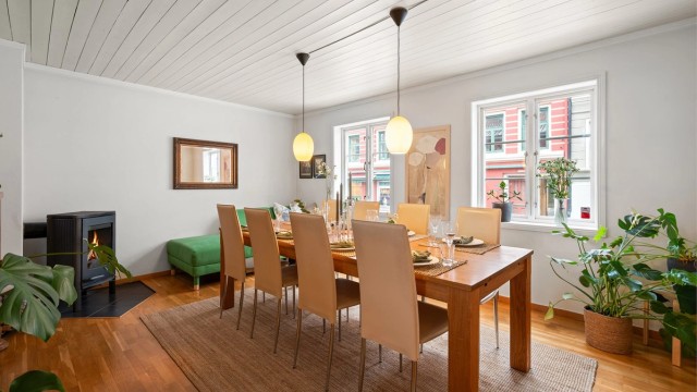 Spisestuen har en trivelig peis og utsyn over den bilfrie gaten.