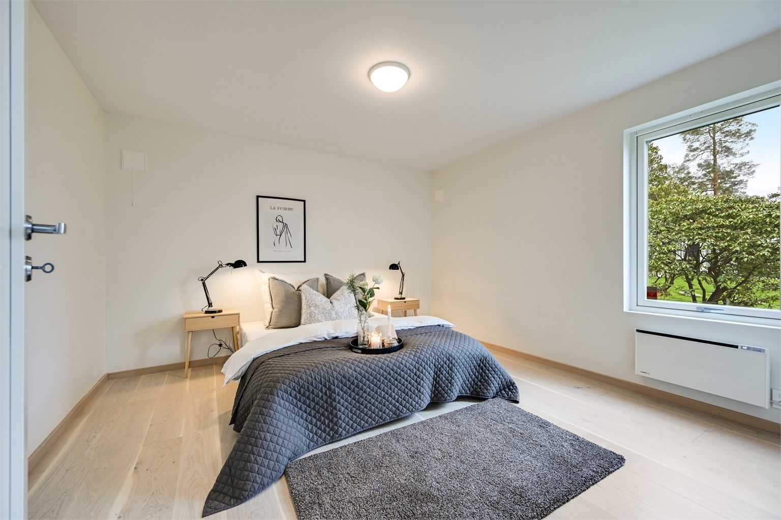 Boligen har totalt tre soverom. Dette er ett av to soverom i første etasje.