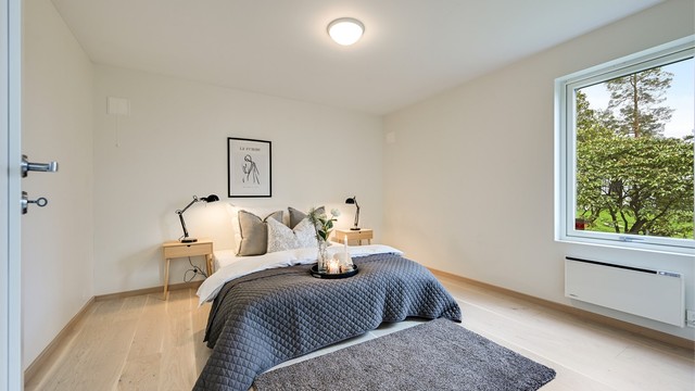 Boligen har totalt tre soverom. Dette er ett av to soverom i første etasje.