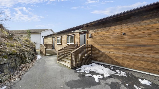 Asfaltert uteområde ved inngangspartiet. Det er kjørevei til døren for av - og pålessing, samt mulighet for etablering av rampe ved behov og etter avklaring i sameiet.