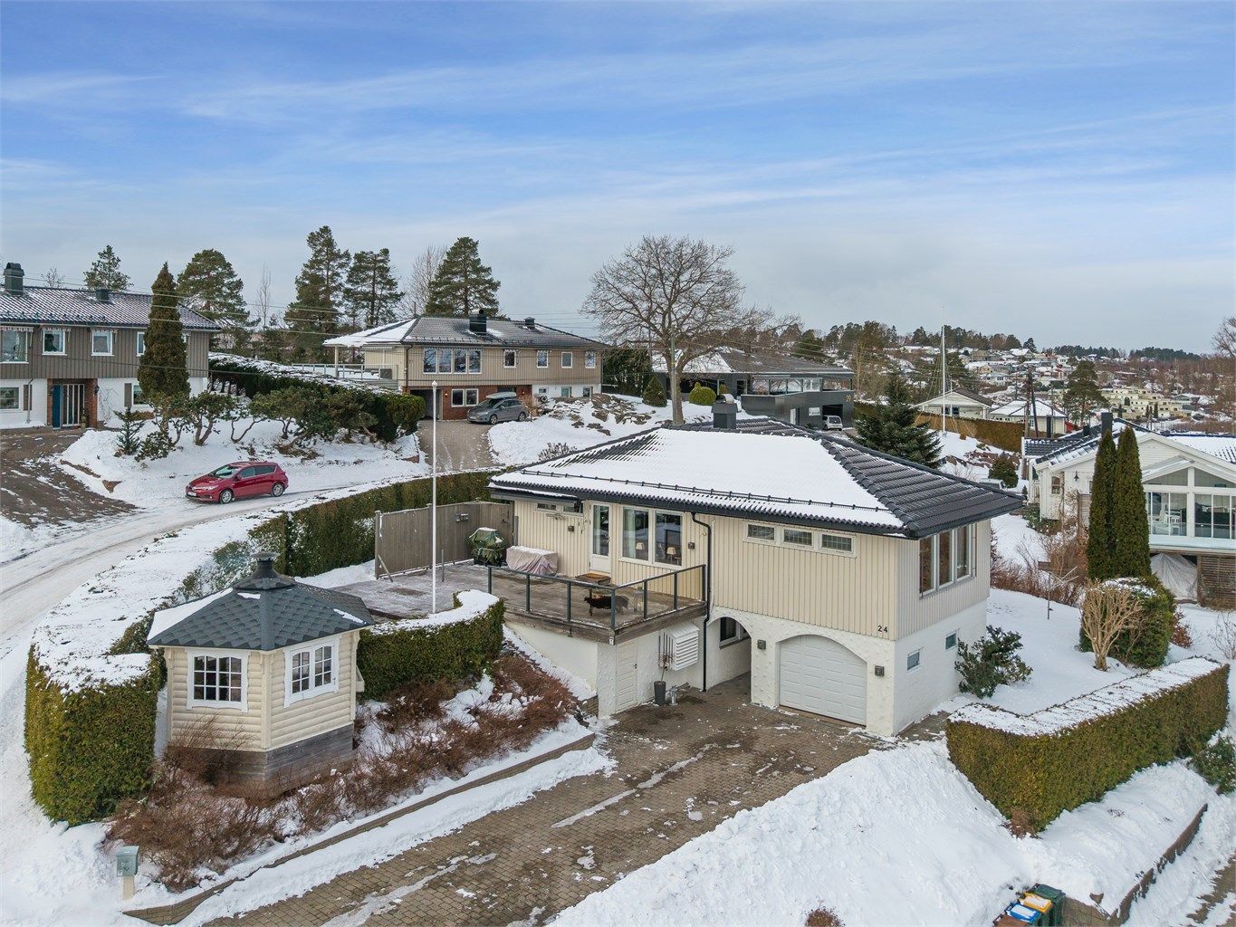Innholdsrik enebolig med flott sjøutsikt på Vear - solrik hage, grillhytte, 4 soverom og garasje i attraktivt område 