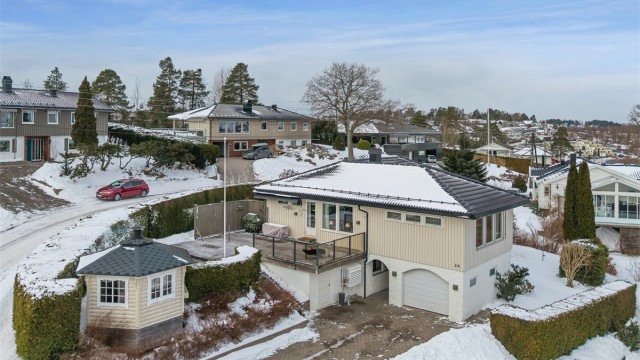 Innholdsrik enebolig med flott sjøutsikt på Vear - solrik hage, grillhytte, 4 soverom og garasje i attraktivt område