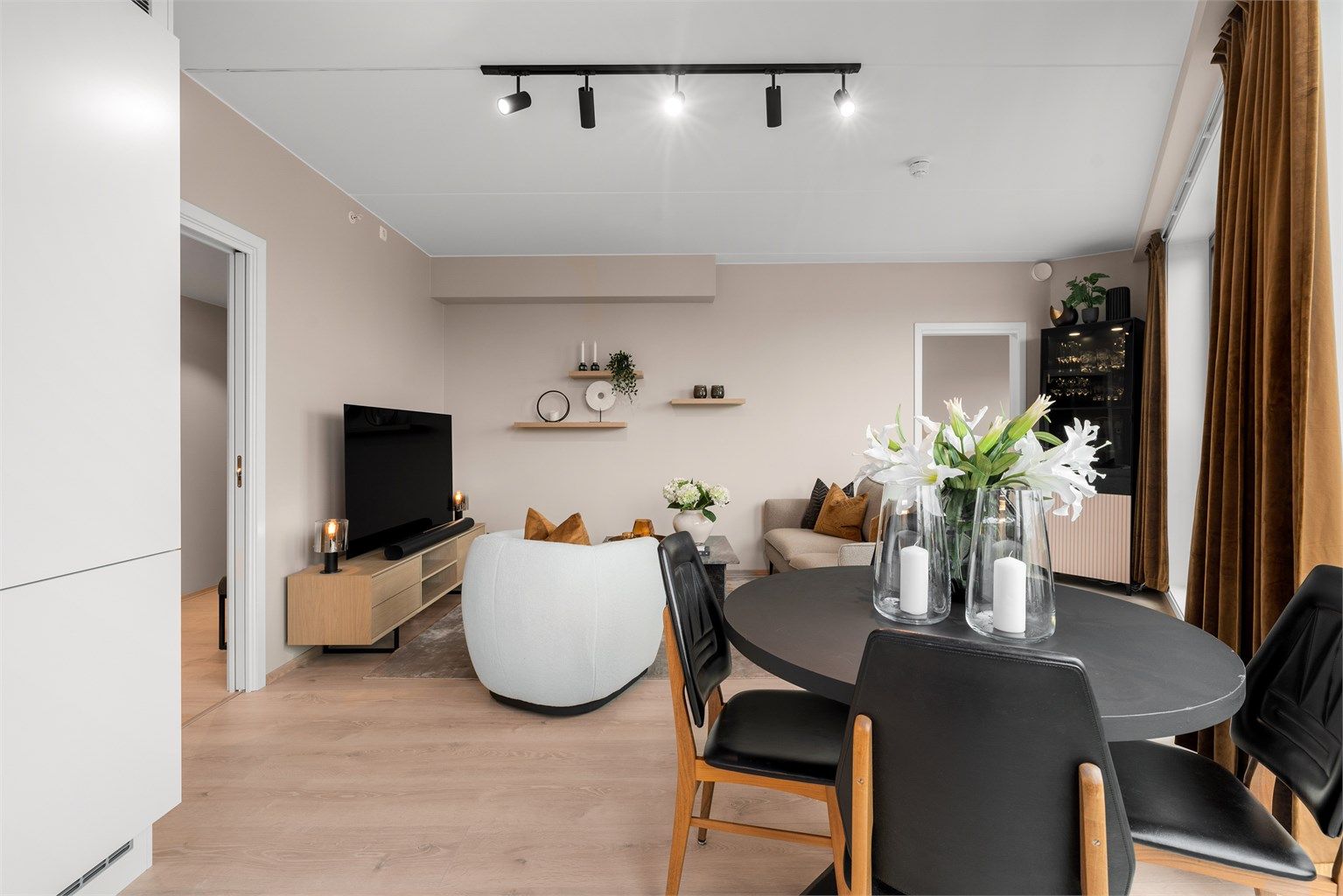  Leiligheten holderen gjennomgående god standard og har en fin planløsning med åpen stue/kjøkkenløsning