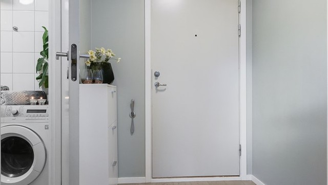 Entréen har plass til klesoppheng og skoskap.