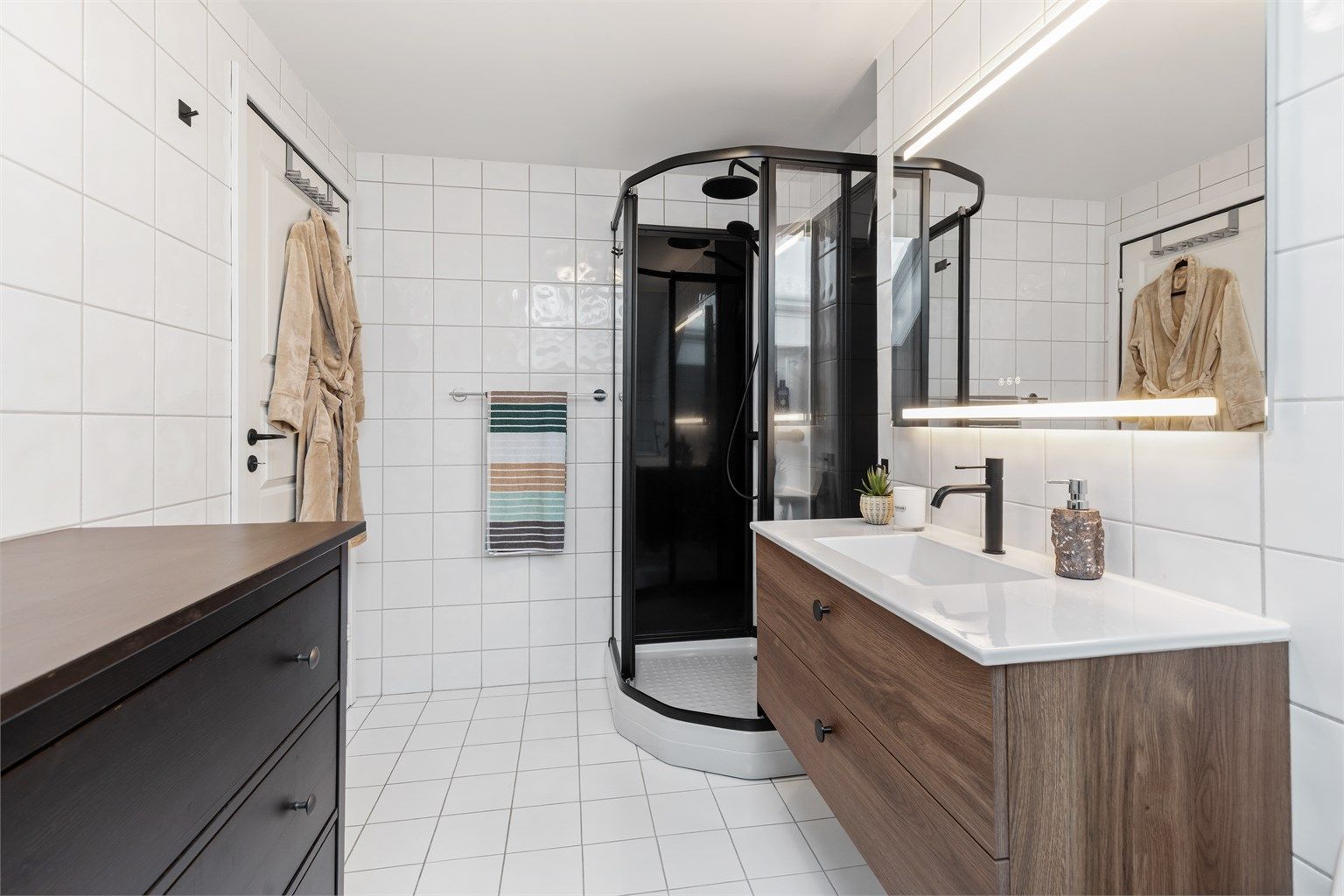 Rommet er praktisk innredet med opplegg for vaskemaskin.