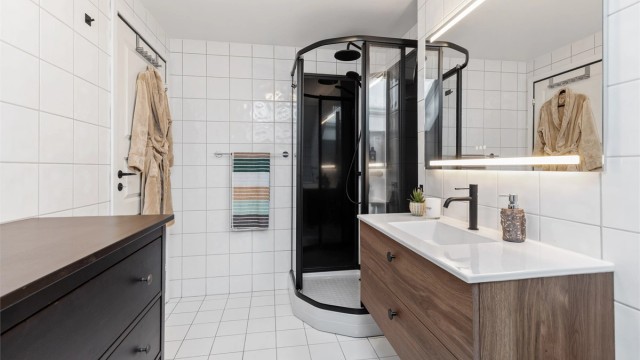 Rommet er praktisk innredet med opplegg for vaskemaskin.