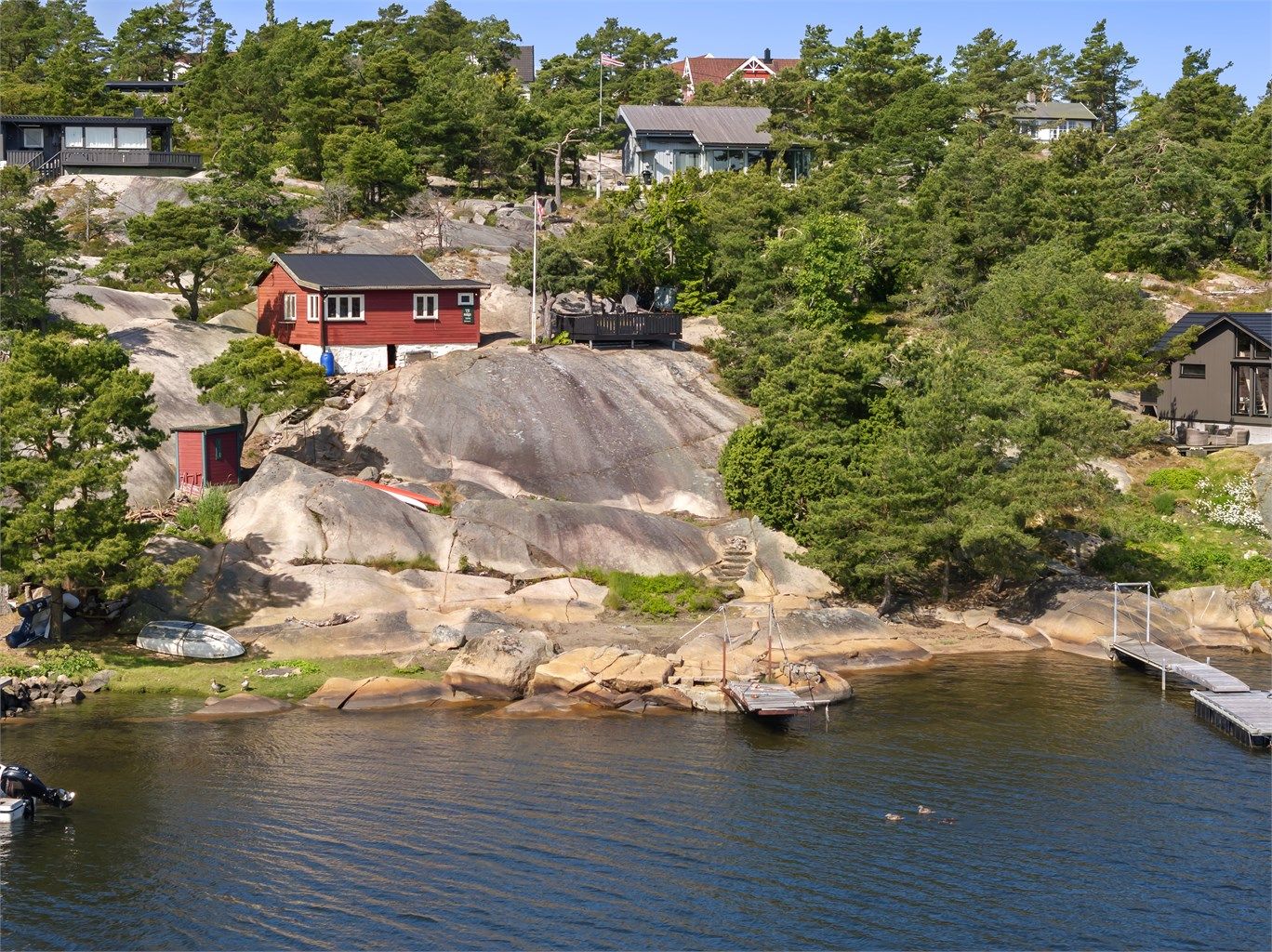 Liten strand og svaberg rett nedenfor eiendommen. 2 parkeringsplasser 200 meter fra hytta (1.100,- per år). 