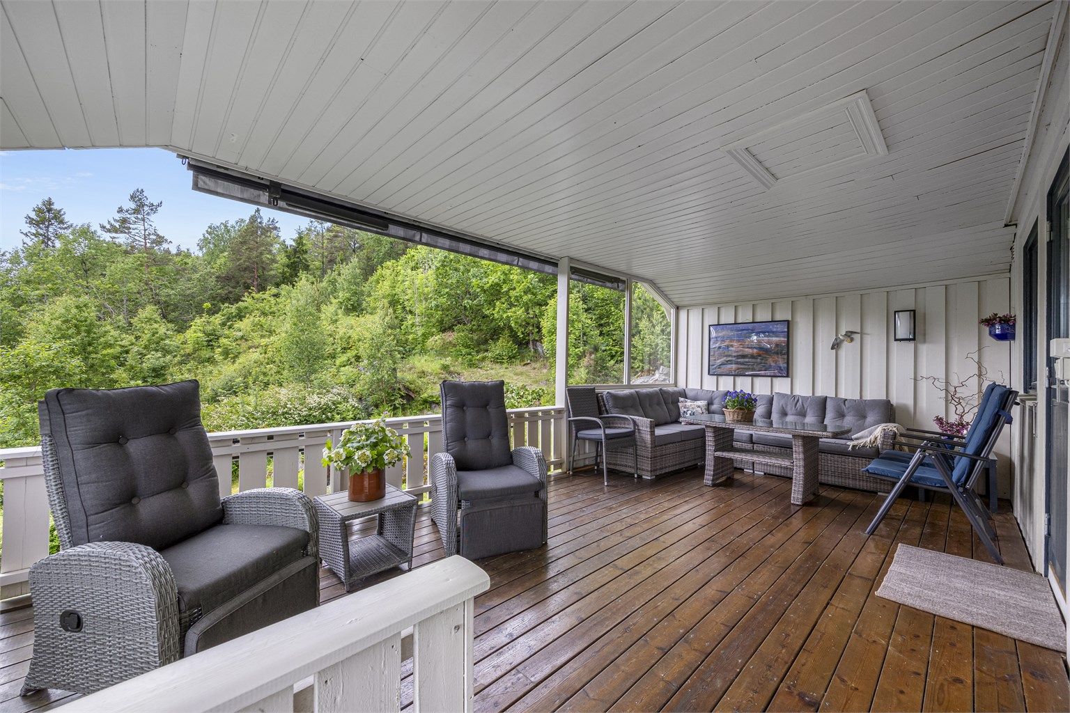 Fra stuen er det utgang til en romslig og overbygd terrasse på 21 m².