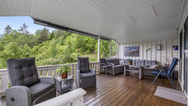 Fra stuen er det utgang til en romslig og overbygd terrasse på 21 m².