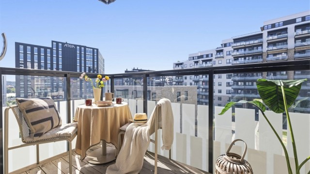 Herlig vestvendt balkong på 4 m². Selger opplyser om sol på balkongen ca. kl. 13.30 - 20.30 om sommeren. Foto: MarikaFoto / Marika Mørkestøl