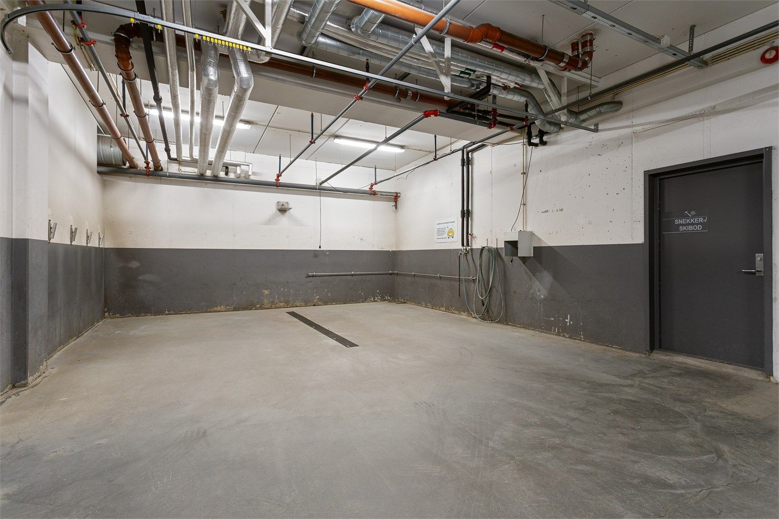 I fellesanlegget finnes en praktisk vaskeplass for bil og sykkel.