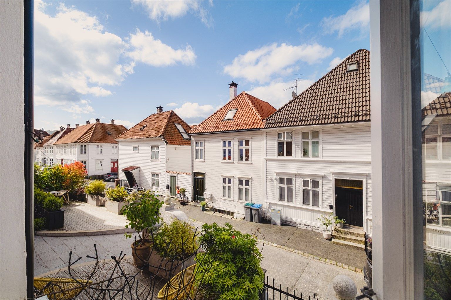 Sandviken er kjent for sine vakre, hvitmalte og karakteristiske bergenshus, som gir området et særegent historisk preg og en unik sjarm.