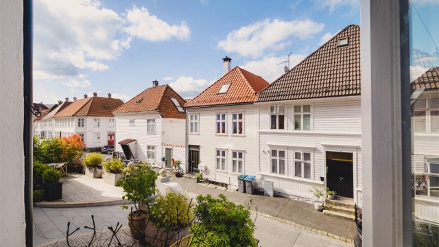 Sandviken er kjent for sine vakre, hvitmalte og karakteristiske bergenshus, som gir området et særegent historisk preg og en unik sjarm.