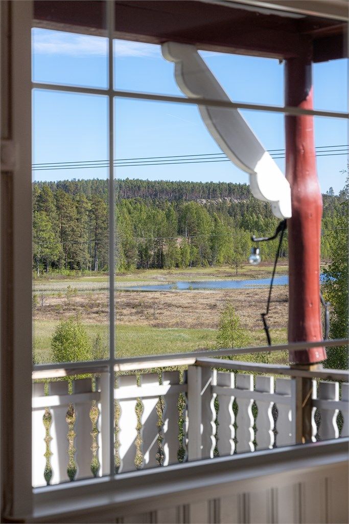 Vindusflatene rammer inn den naturskjønne utsikten.