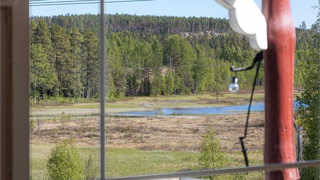 Vindusflatene rammer inn den naturskjønne utsikten.