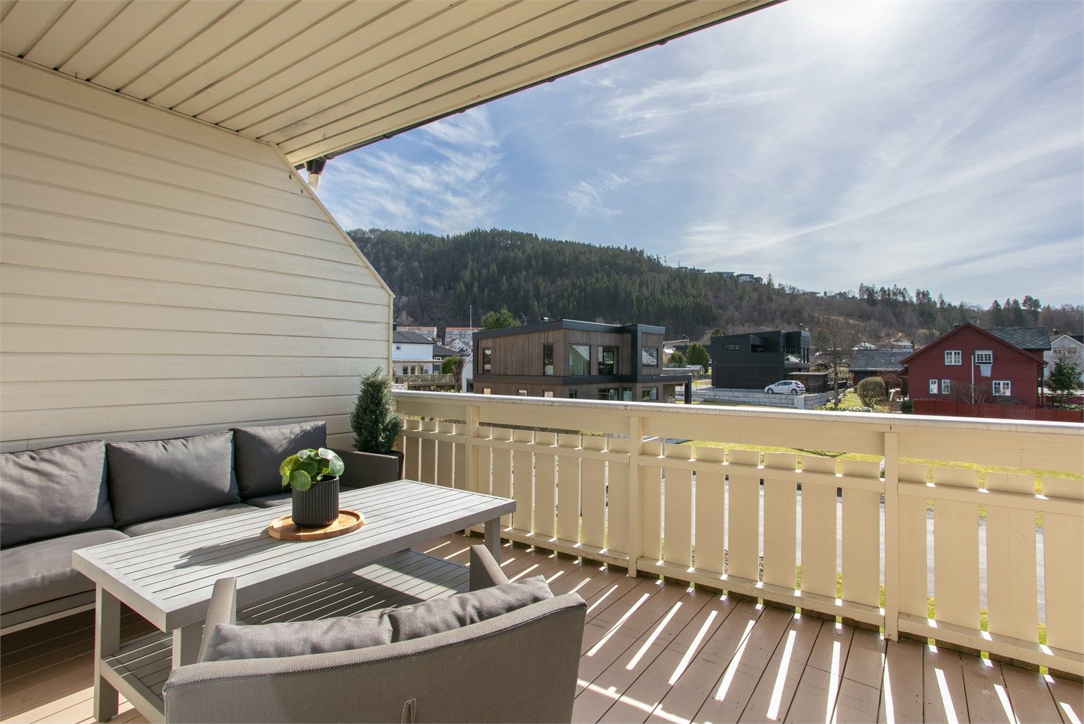 Fra stuen kommer du ut til den sørvendte balkongen som dels er overbygd med god plass til utemøbler.