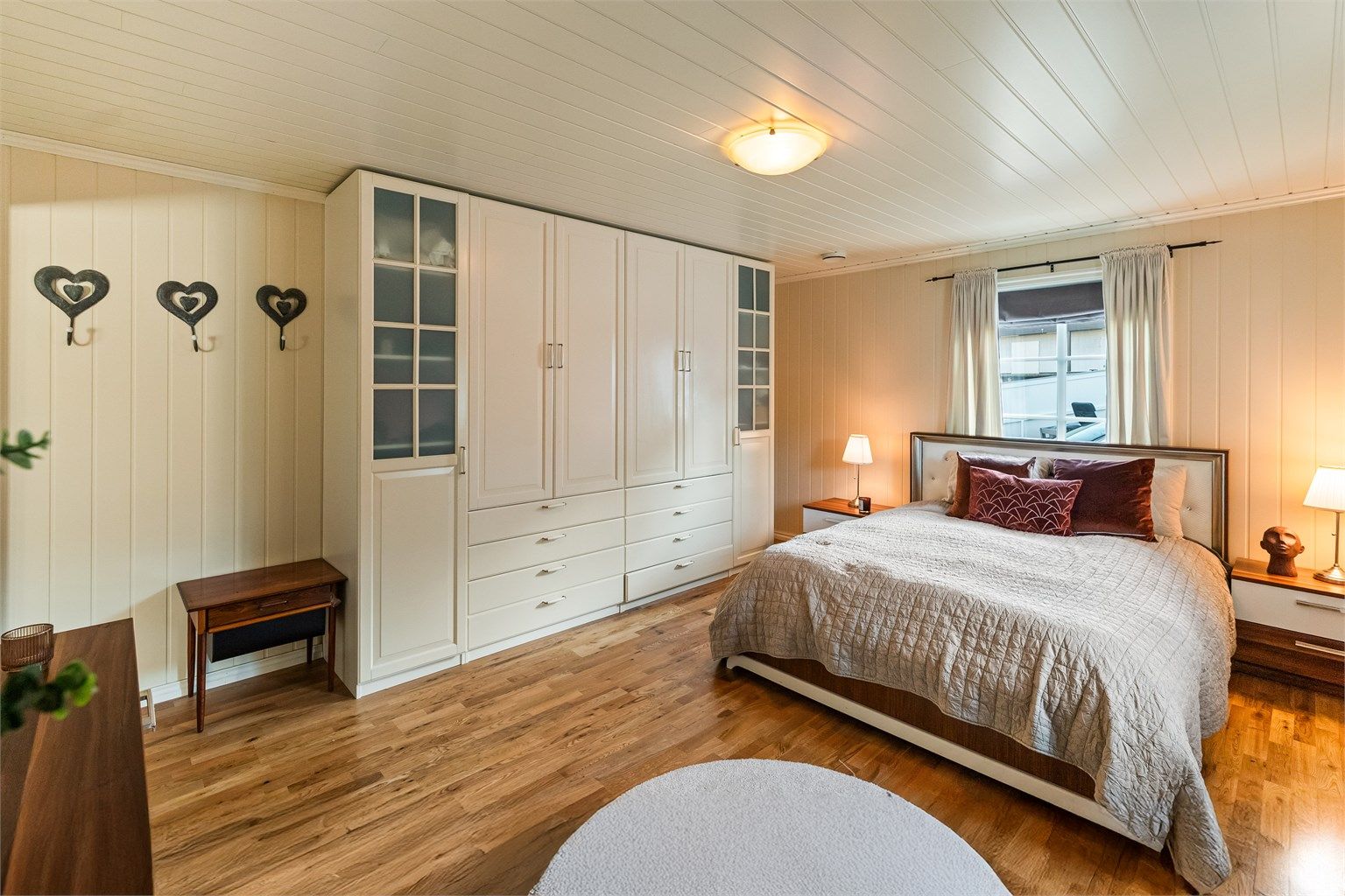 Hovedsoverommet i 1. etasje kan også med enkle grep bli en del av stuen.