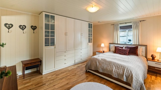 Hovedsoverommet i 1. etasje kan også med enkle grep bli en del av stuen.