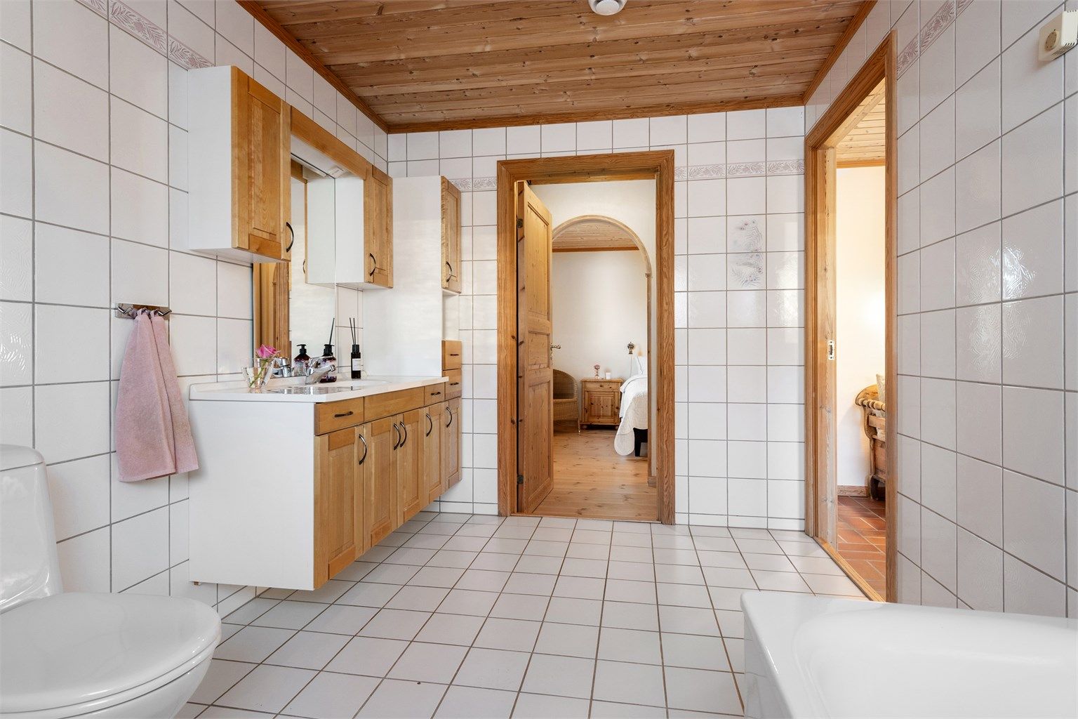 Badet har adkosmt både fra hall/gang og fra hovedsoverom