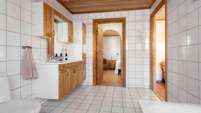 Badet har adkosmt både fra hall/gang og fra hovedsoverom