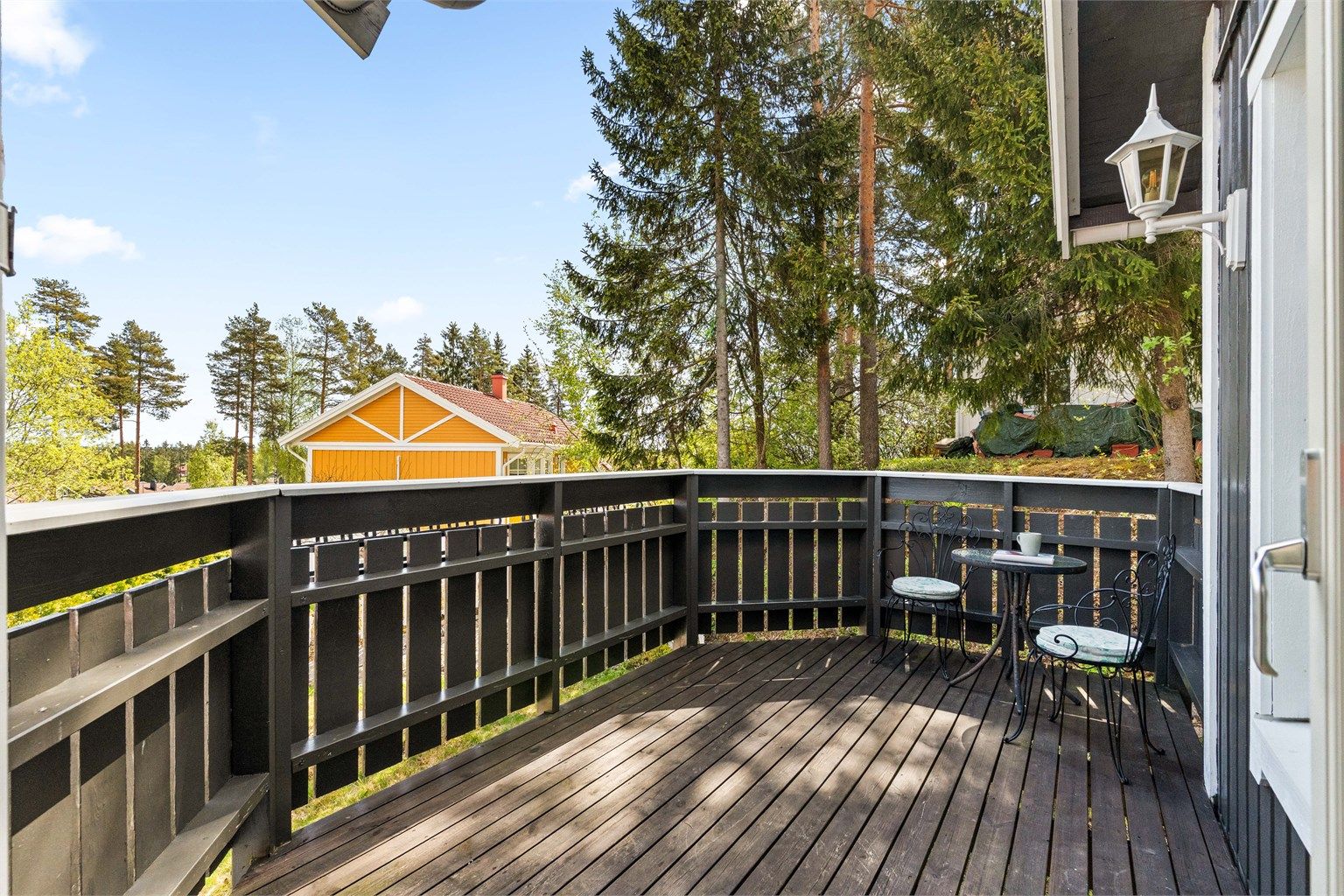 Uteplassene er bygget i trekonstruksjoner med terrassebord som gulv.