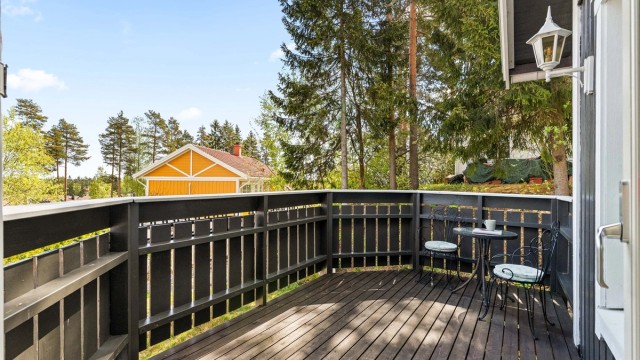 Uteplassene er bygget i trekonstruksjoner med terrassebord som gulv.