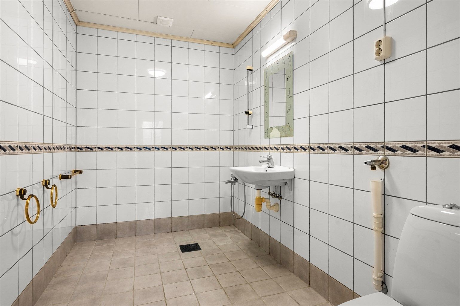 Badet i utleiedelen er på 5,5 kvm og har flislagte vegger og gulv, gulvvarme gg opplegg for vaskemaskin. 