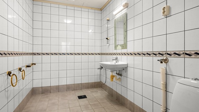 Badet i utleiedelen er på 5,5 kvm og har flislagte vegger og gulv, gulvvarme gg opplegg for vaskemaskin.