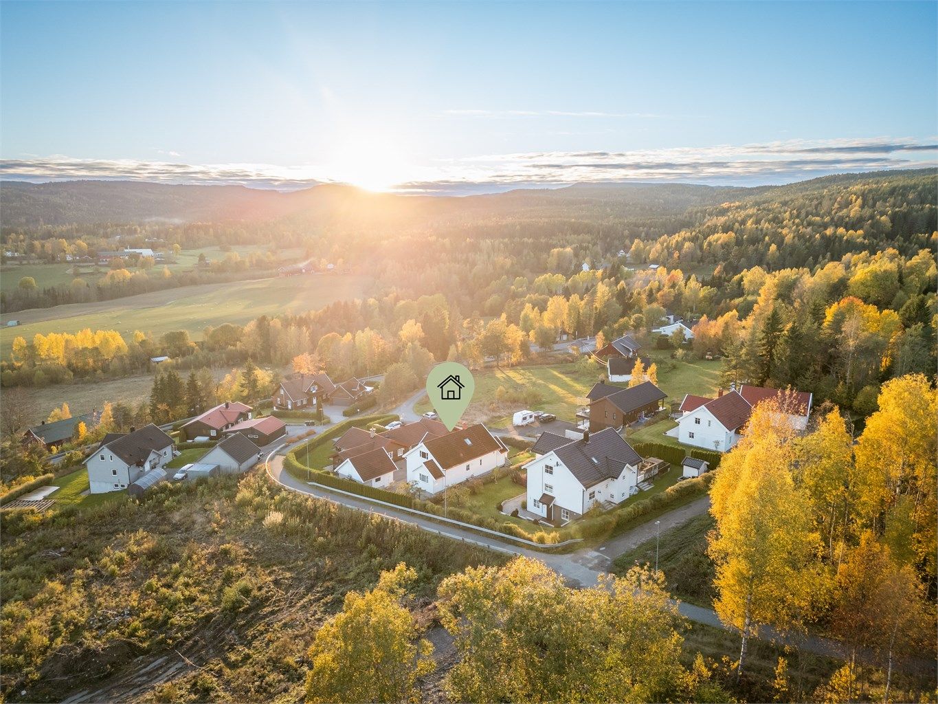 Beliggende i en blindvei, uten gjennomgangstrafikk (kun to boliger forbi denne eiendommen).