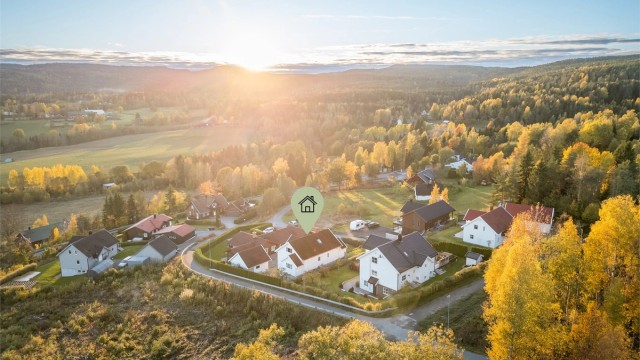 Beliggende i en blindvei, uten gjennomgangstrafikk (kun to boliger forbi denne eiendommen).