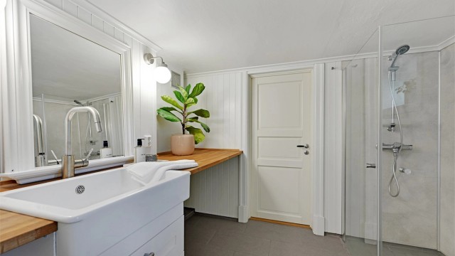 Badet er innredet med nedfelt servant i baderomsinnredningen, toalett, dusjvegger og opplegg for vaskemaskin og tørketrommel, 2 soverom og rom for oppbevaring.